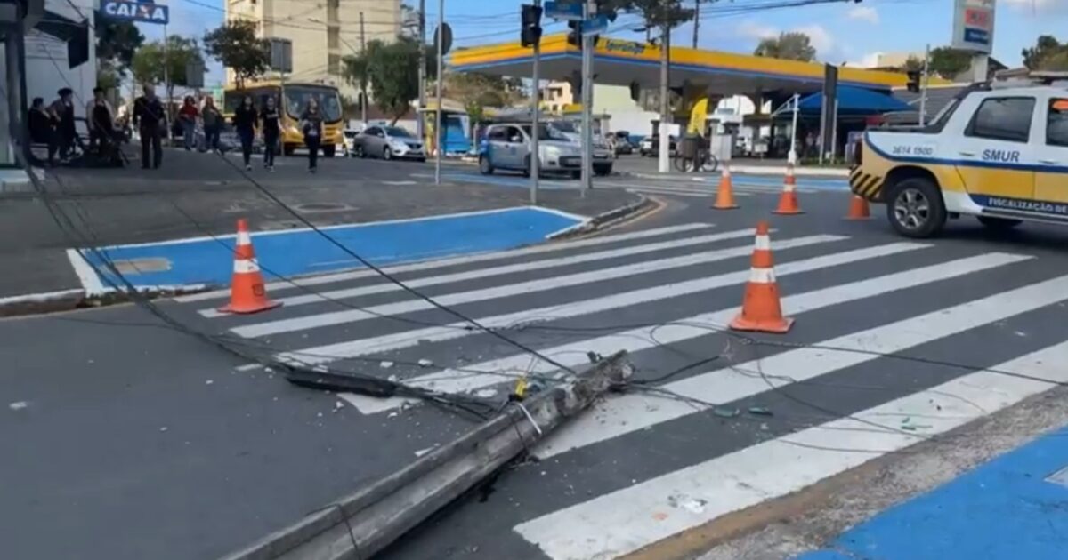 Caminhão derruba dois postes no centro de Araucária e complica o tráfego