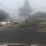 Manhã com cerração e trânsito movimentado na Avenida dos Pinheirais