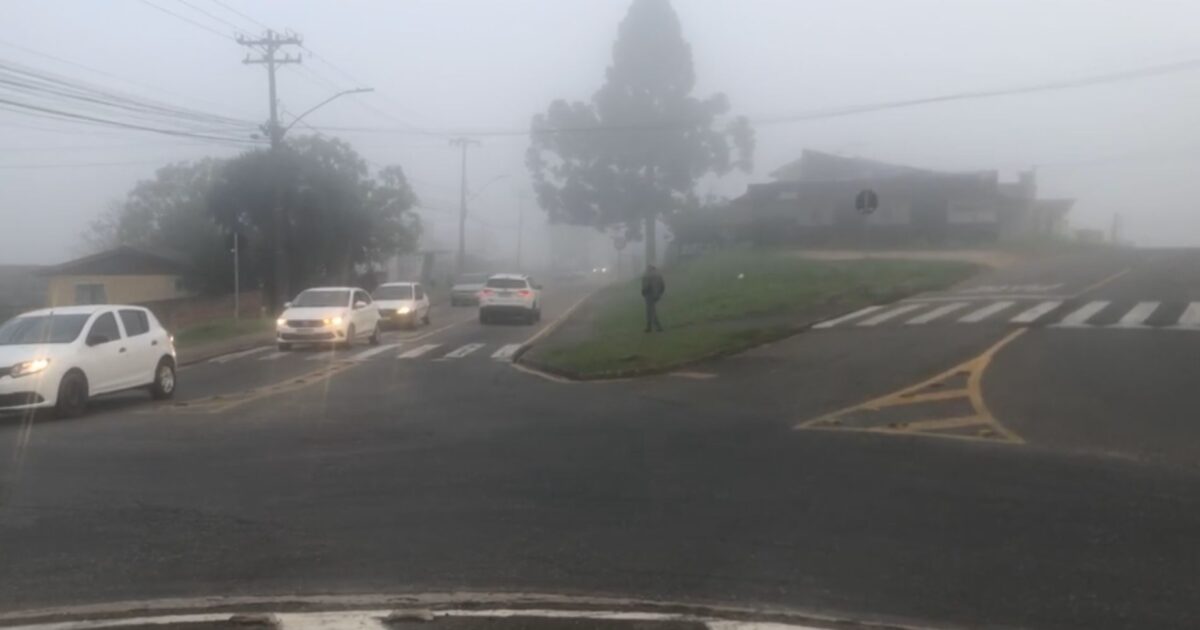 Manhã com cerração e trânsito movimentado na Avenida dos Pinheirais