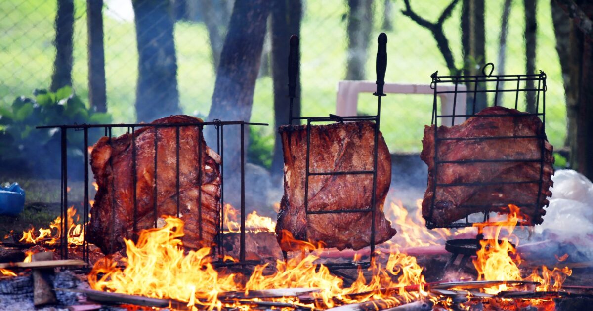 Paróquia da Vila Angélica terá jantar com costela fogo de chão e ingressos estão à venda