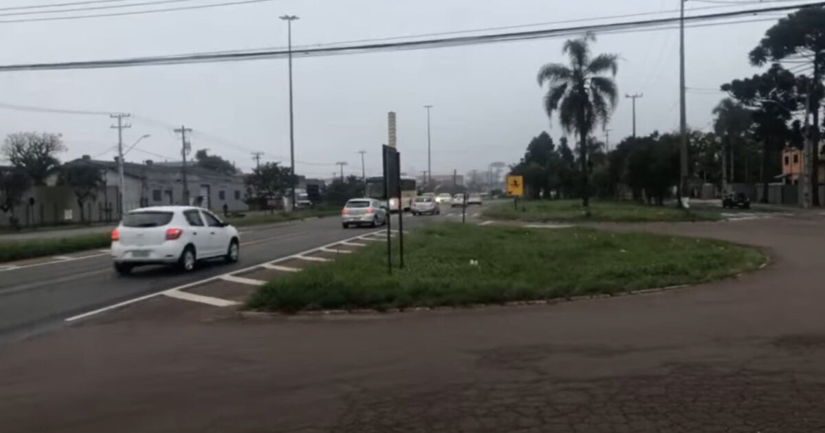 Trânsito intenso no cruzamento do Parafuso