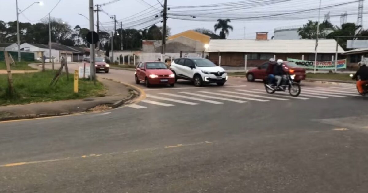 Trânsito movimentado na rua Presidente Costa e Silva