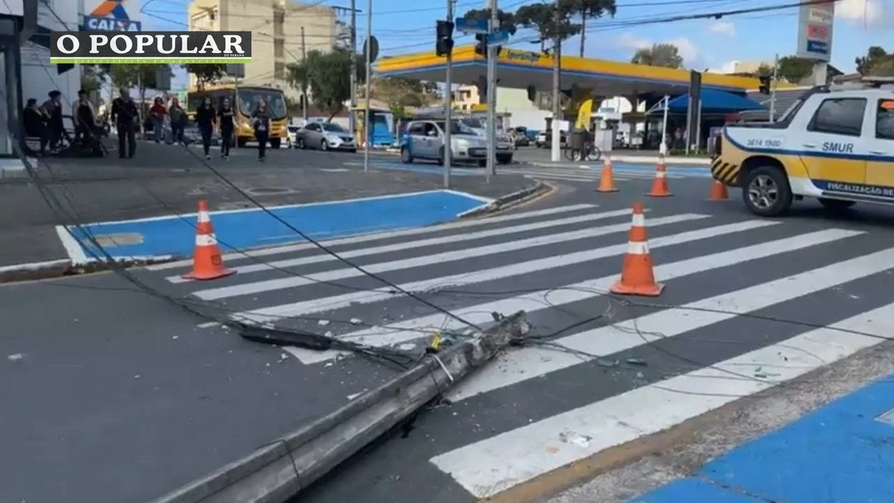 Caminhão derruba dois postes no centro de Araucária e complica o tráfego