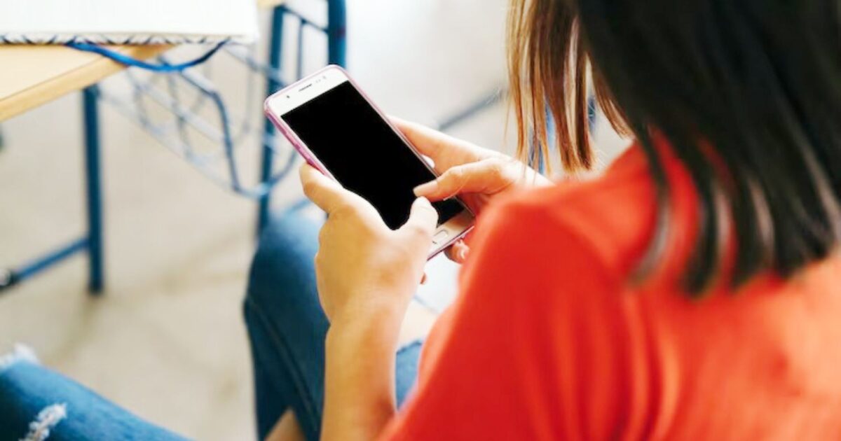 SMED e Sinepe/PR defendem equilíbrio no uso de celulares nas escolas