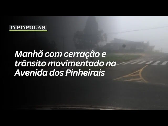 Manhã com cerração e trânsito movimentado na Avenida dos Pinheirais