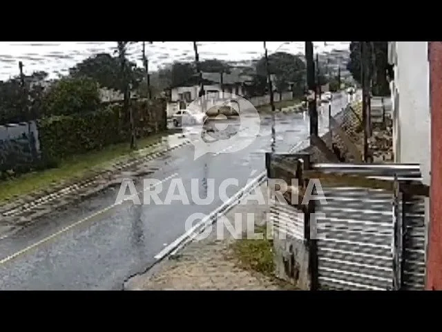Câmeras flagram acidente na rua Marcelino Jasinski