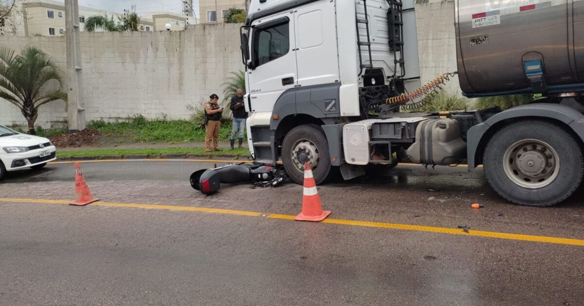 Acidente com caminhão e moto na Marcelino Jasinski deixa vítima com ferimentos leves