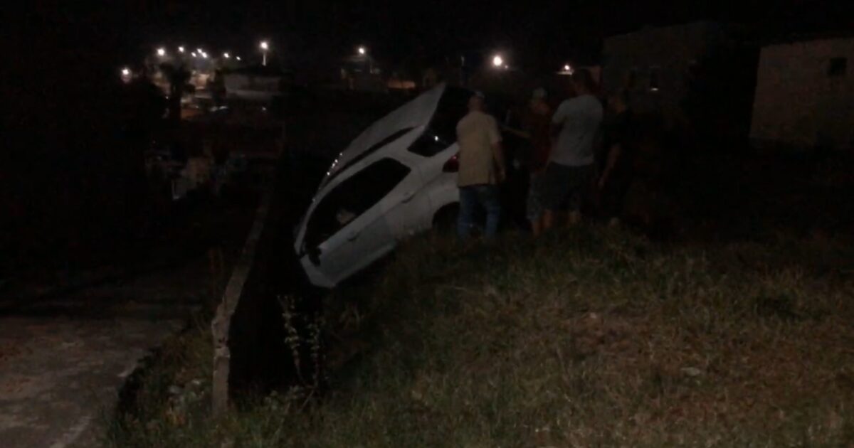 Colisão grave entre dois veículos no Jardim Tupy em Araucária