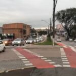 O Popular no trânsito cruzamento da rua Manoel Ribas com a rua Santa Catarina