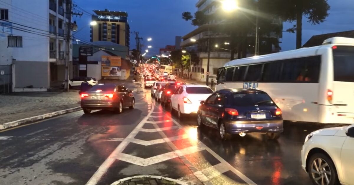 Popular no trânsito acompanhe o fluxo de veículo na Av. Victor do Amaral