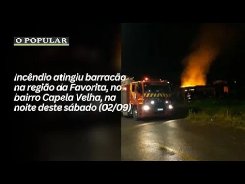 Incêndio atingiu barracão na região da Favorita, no bairro Capela Velha, na noite deste sábado (02/0