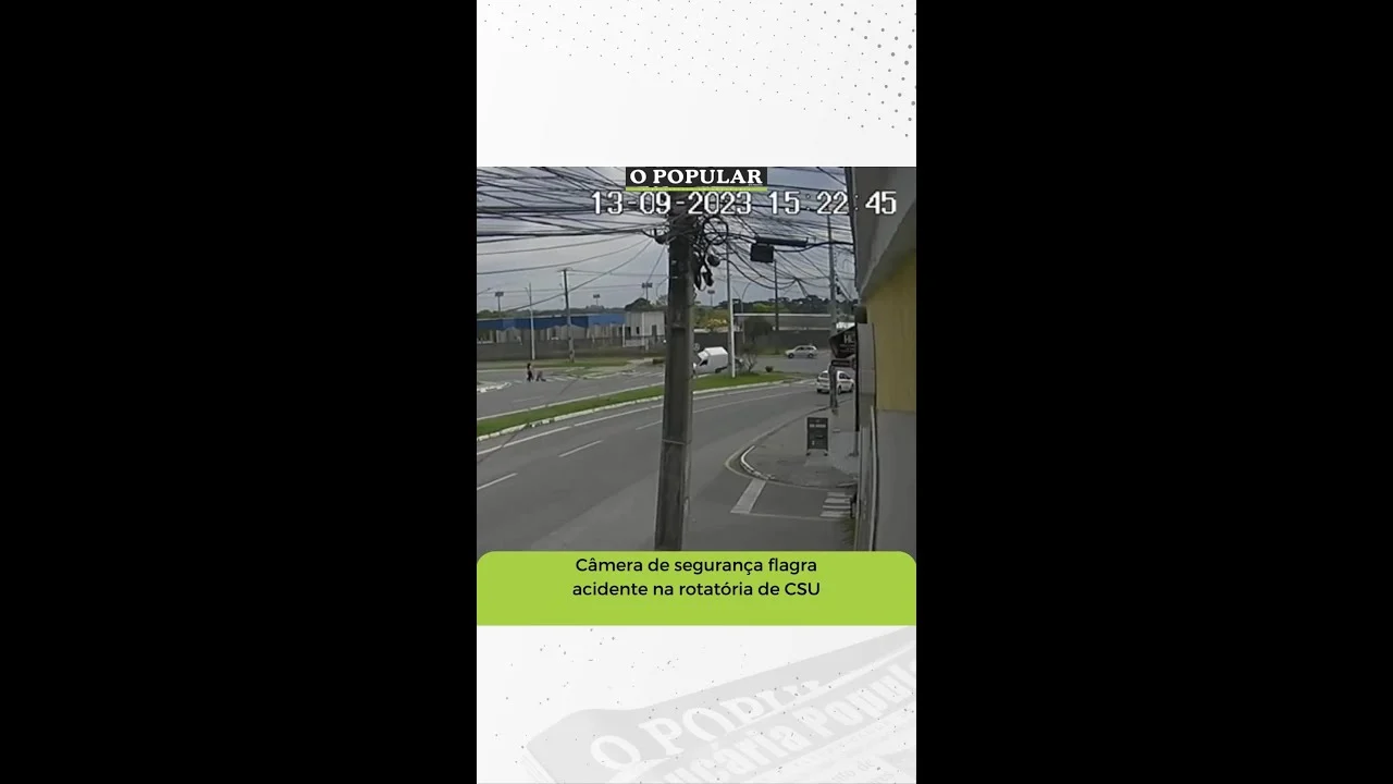 Imagens da câmera de segurança de um comércio registraram o momento em que os dois carros colidem na