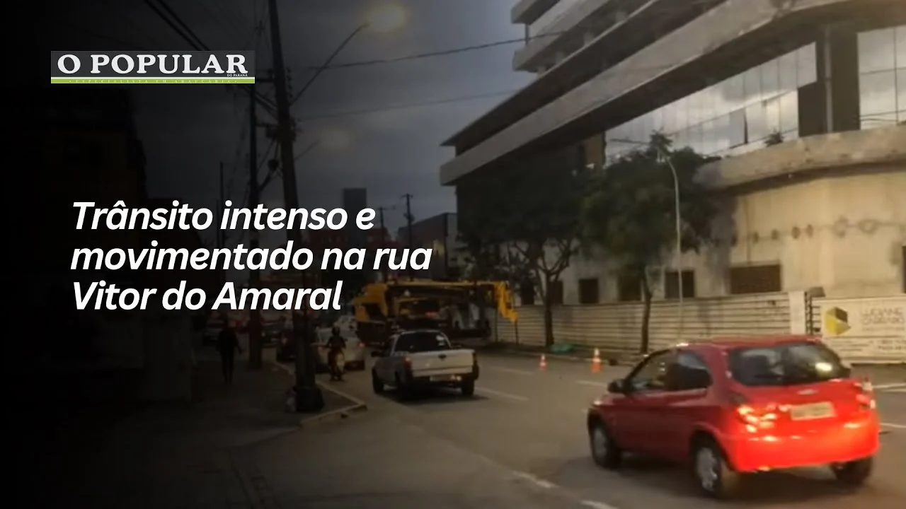 Trânsito intenso e movimentado na rua Vitor do Amaral