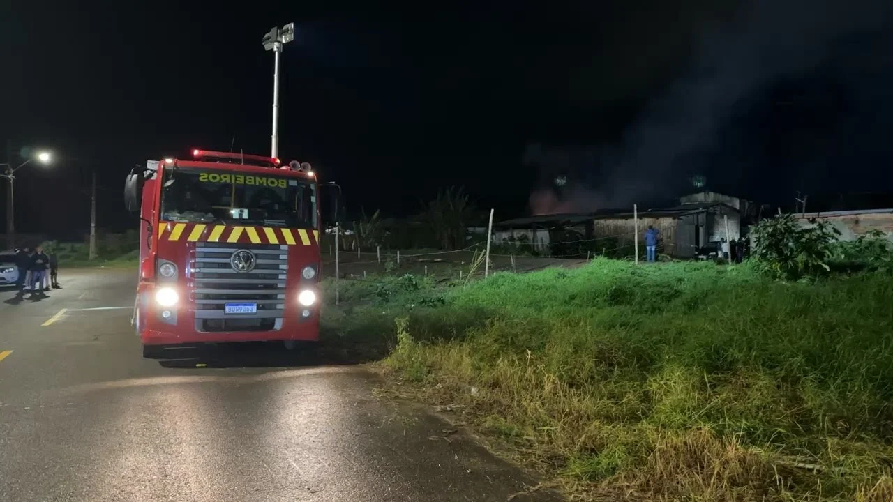 Corpo de Bombeiros é acionado para combater incêndio no bairro Capela Velha