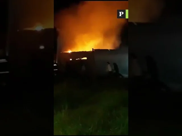 Incêndio atingiu barracão na região da Favorita, no bairro Capela Velha, na noite deste sábado (02/0