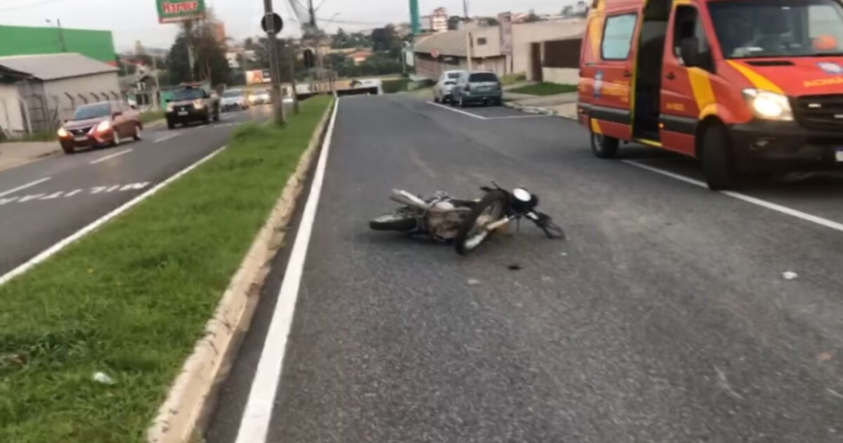 Acidente entre carro e moto na rua Alfred Charvet