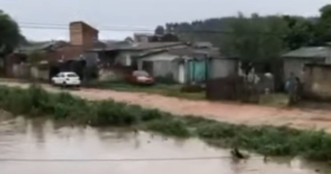 Atualização do nível do rio Barigui após chuvaradas