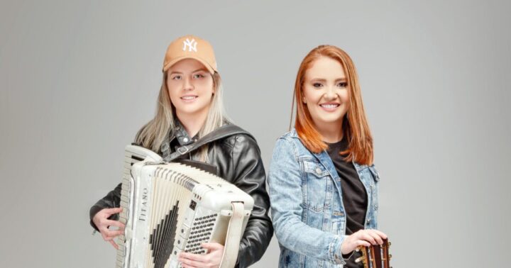 Cantora araucariense Paulla Lopes forma dupla com sanfoneira de Curitiba