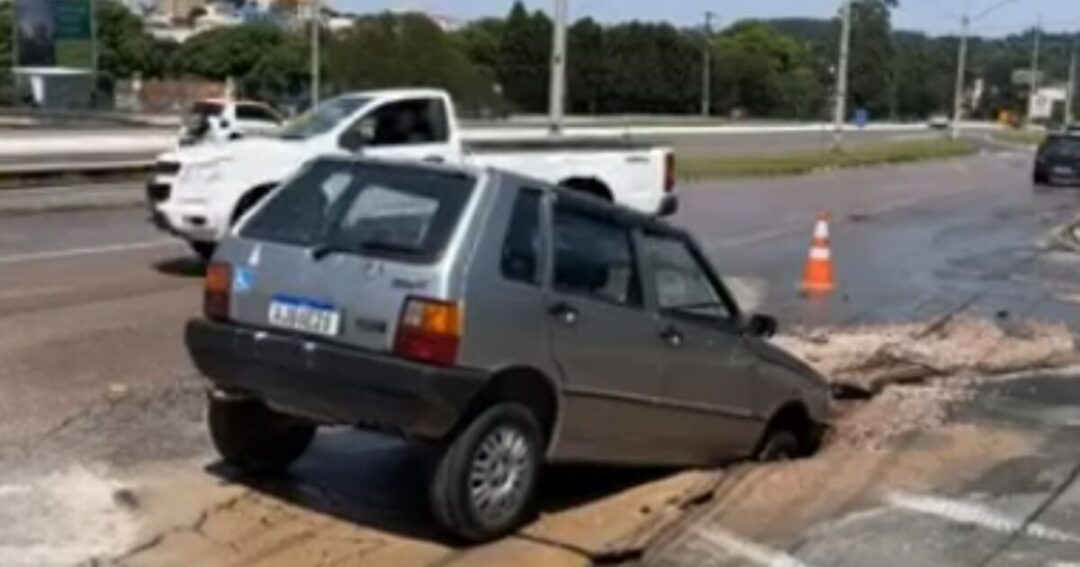 Carro cai em buraco na marginal da Rodovia do Xisto
