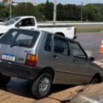 Carro cai em buraco na marginal da Rodovia do Xisto