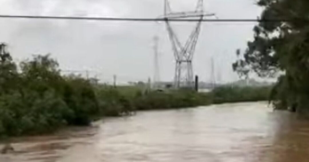 Chuva forte causa alagamento na região do Barigui