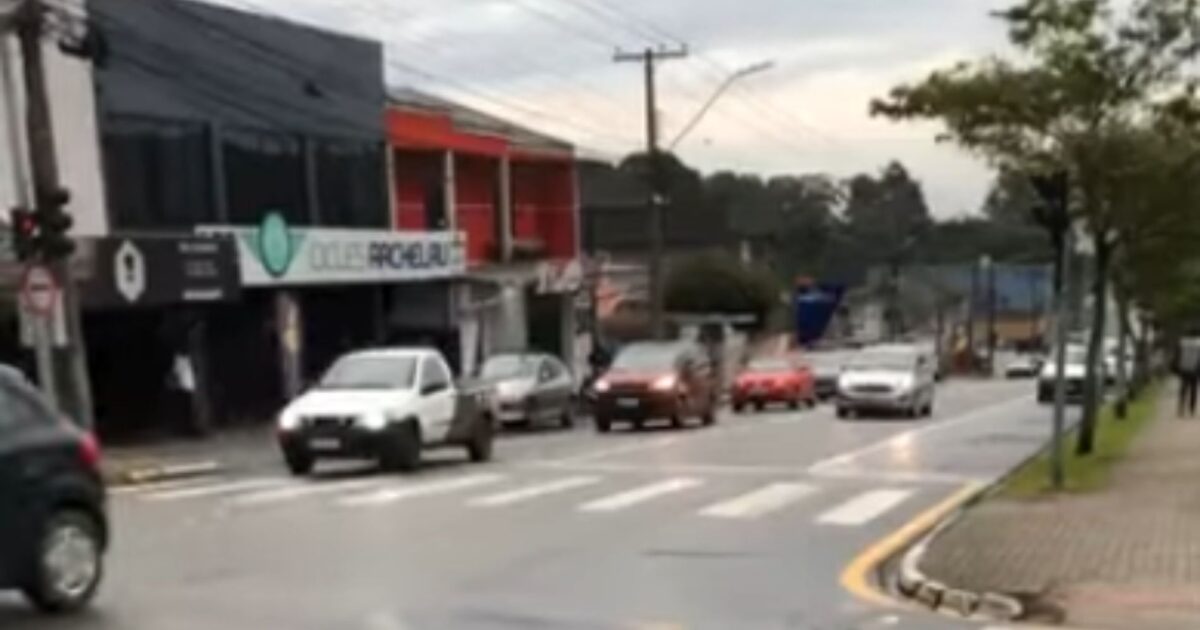 Condição do trânsito no cruzamento na Av. Archelau de Almeida Torres