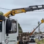 Copel faz reforço de troca de postes na Região da Costeira