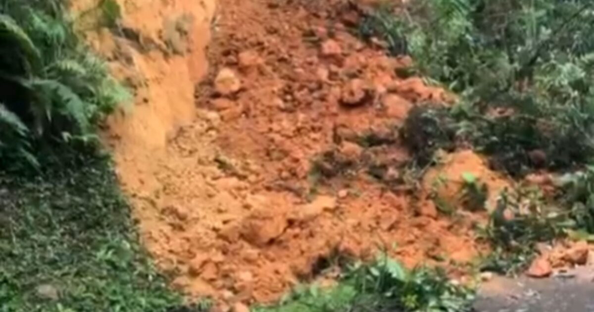 Desmoronamento de terra na Avenida Independência