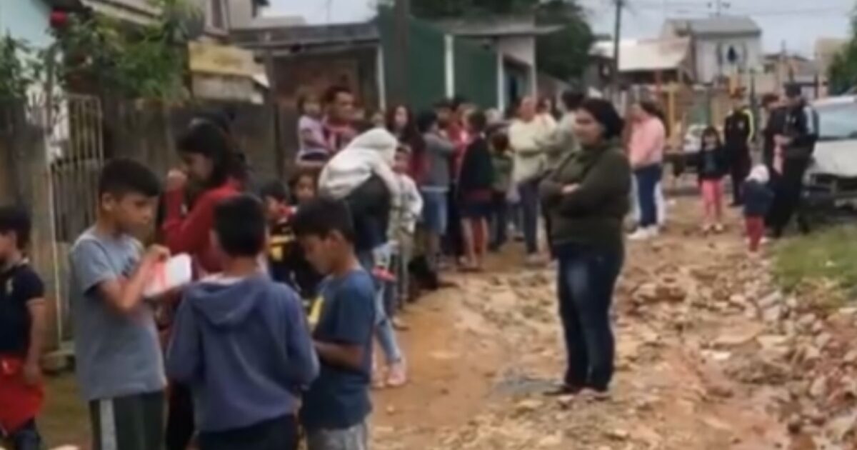 Distribuição de doces para a criançada na comunidade A Favorita