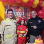 Fã do Corpo de Bombeiros, garotinha araucariense ganha carona no caminhão da corporação em seu aniversário