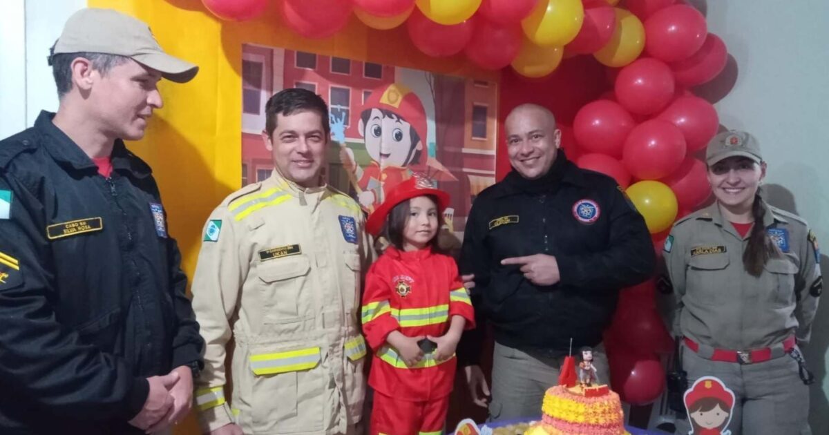 Fã do Corpo de Bombeiros, garotinha araucariense ganha carona no caminhão da corporação em seu aniversário