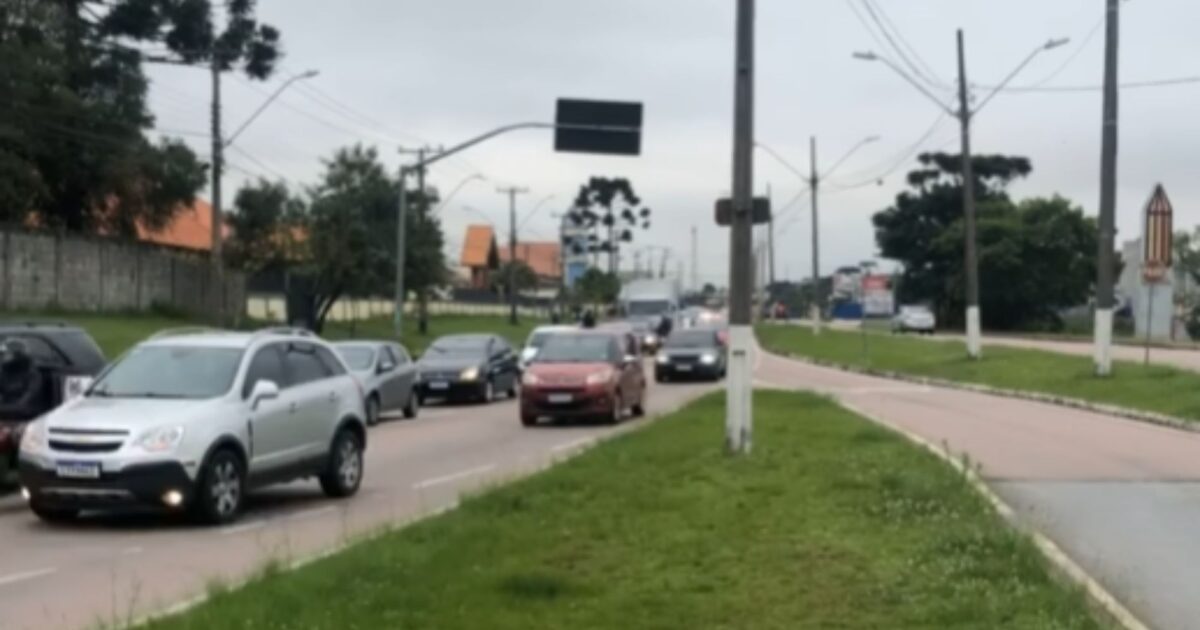 Fila intensa de veículos na Avenida das Araucárias