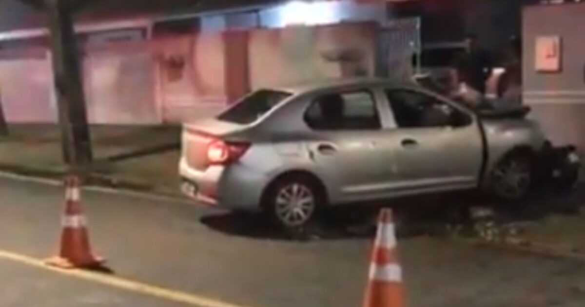 Motorista bate em árvore após perder o controle da direção