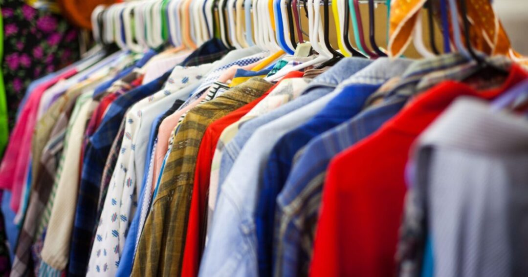 ONG EVA promove mega bazar de roupas seminovas neste feriado de 2 de novembro