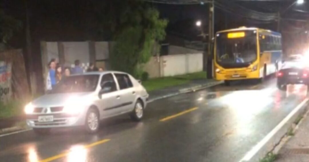 Ônibus TRIAR colide em traseira de veículo na Marcelino Jasinski