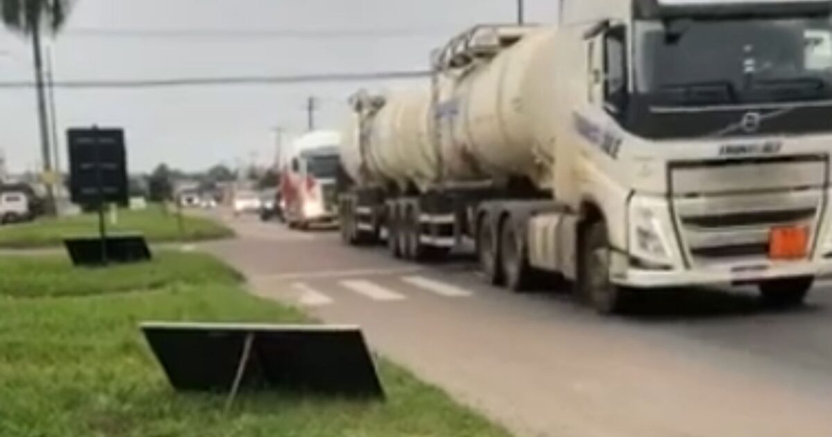 Pouco fluxo de veículos no cruzamento do Parafuso