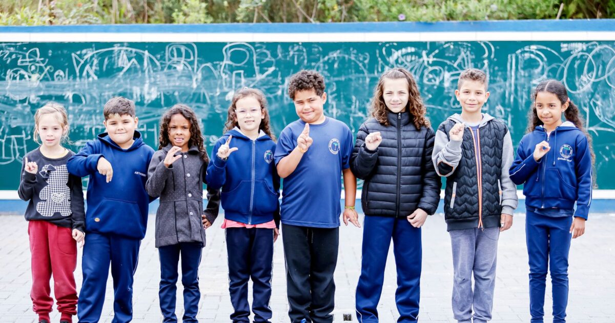 Projeto na Escola Elírio leva Língua Brasileira de Sinais a todos os alunos