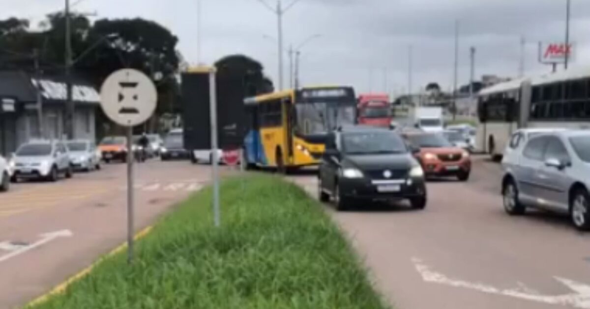Rodovia do Xisto com trânsito intenso e lento