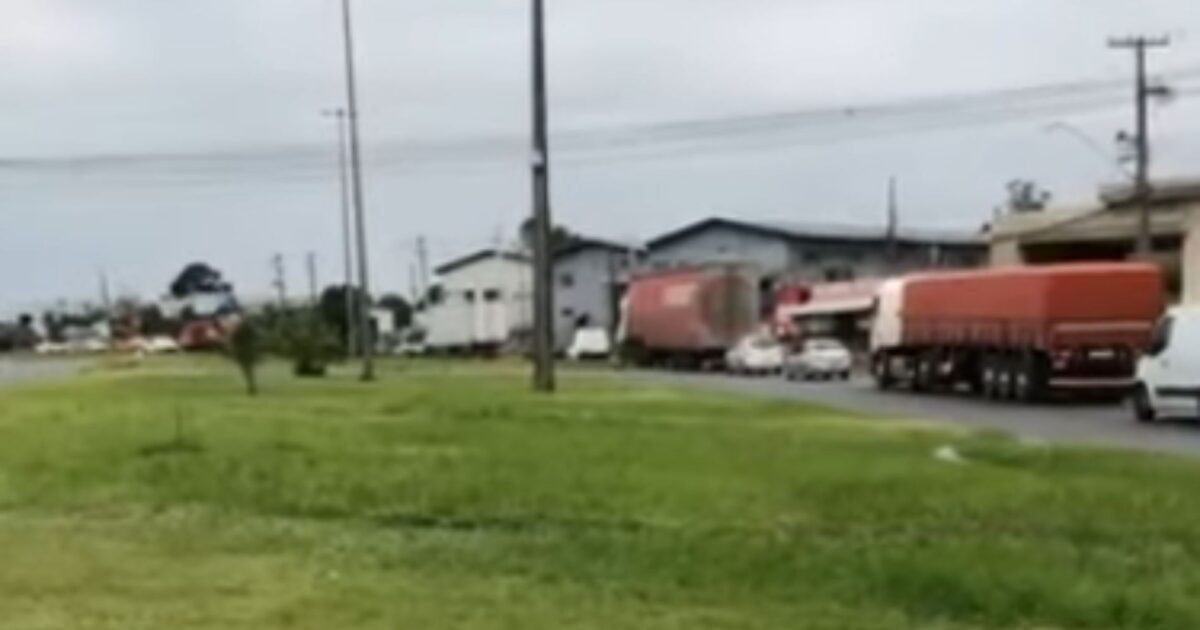 Tráfego intenso na PR-423 no final da tarde desta sexta-feira (20)