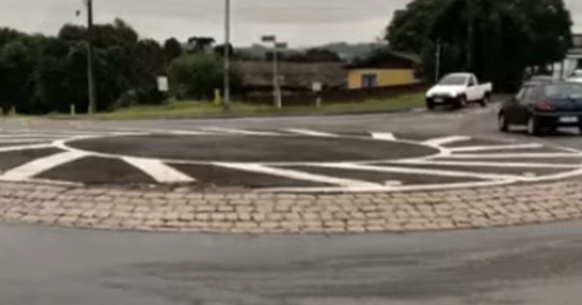 Tráfego na rotatória no bairro Capela Velha nesta quarta-feira (18)