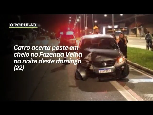Carro acerta poste em cheio no Fazenda Velha na noite deste domingo (22)