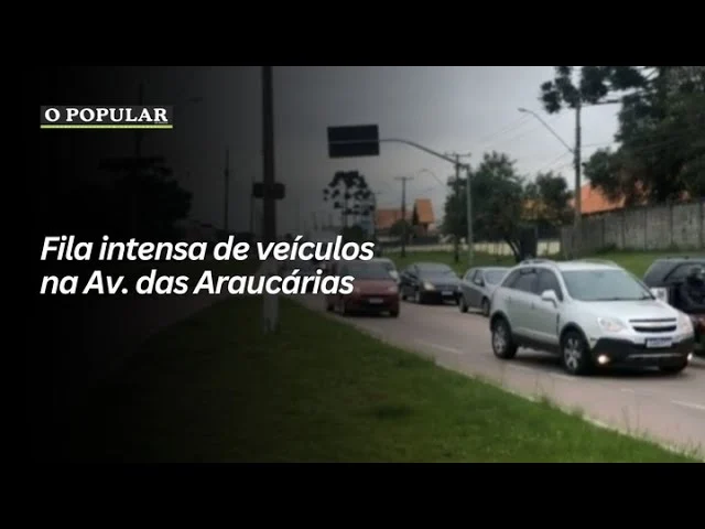 Fila intensa de veículos na Avenida das Araucárias