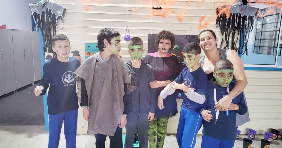 Alunos da APAE Araucária celebraram Dia do Halloween com uma divertida festa temática