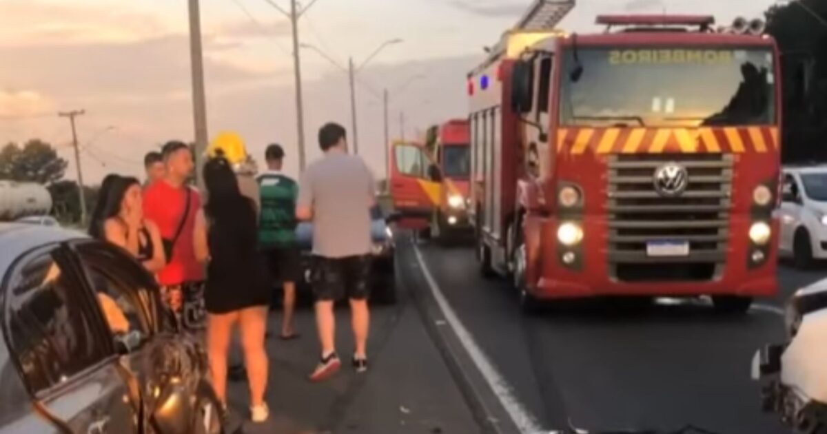Capotamento seguido de batida na Rodovia do Xisto