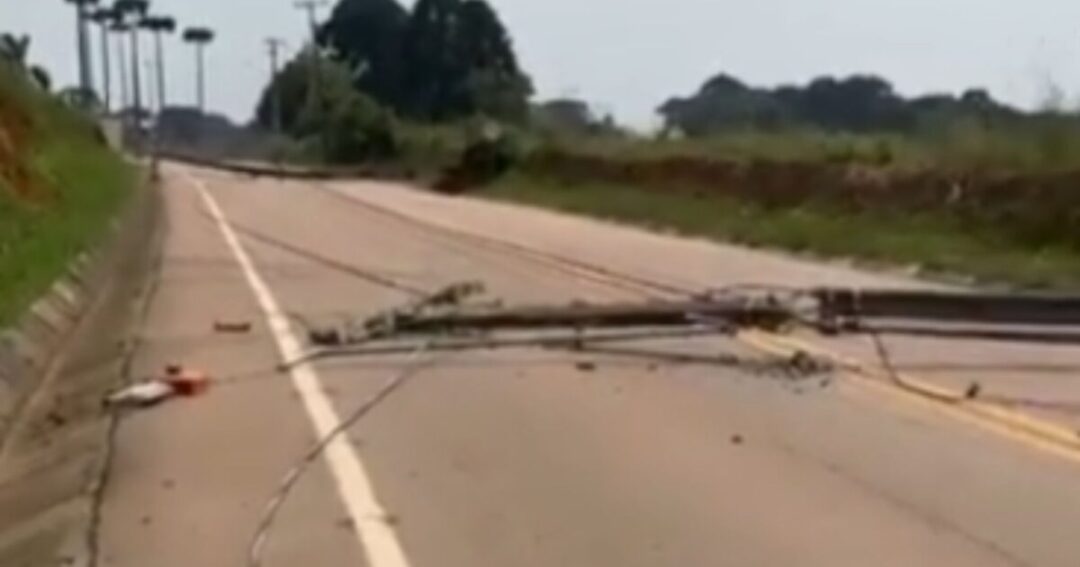 Chuvas e ventos fortes derrubam postes na área rural de Araucária