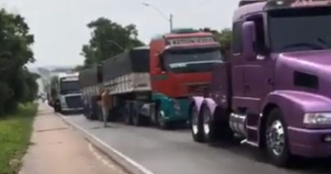 Dois caminhões interditam o trânsito na BR-423
