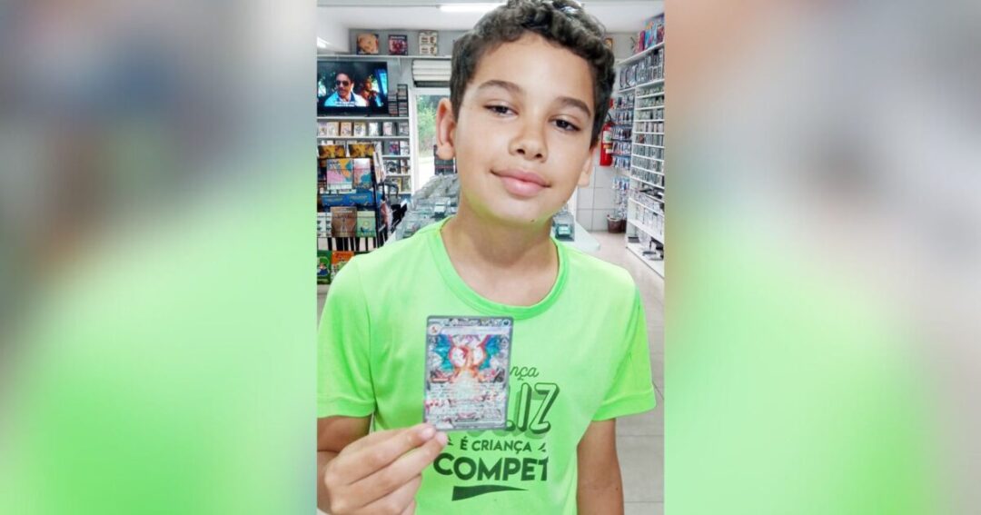 Garotinho de 10 anos encontra a Charizard-EX, figurinha rara e valiosa