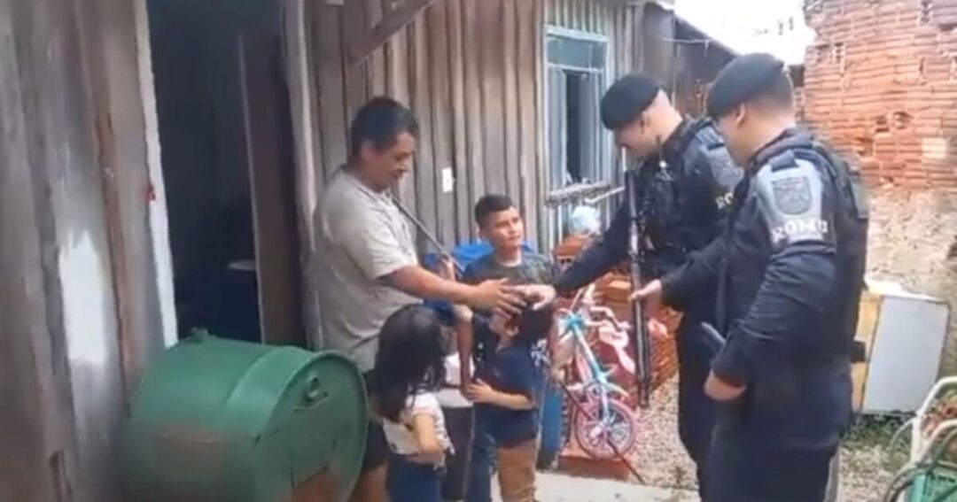 Guardas Municipais de Araucária visitam garotinho vítima de atropelamento