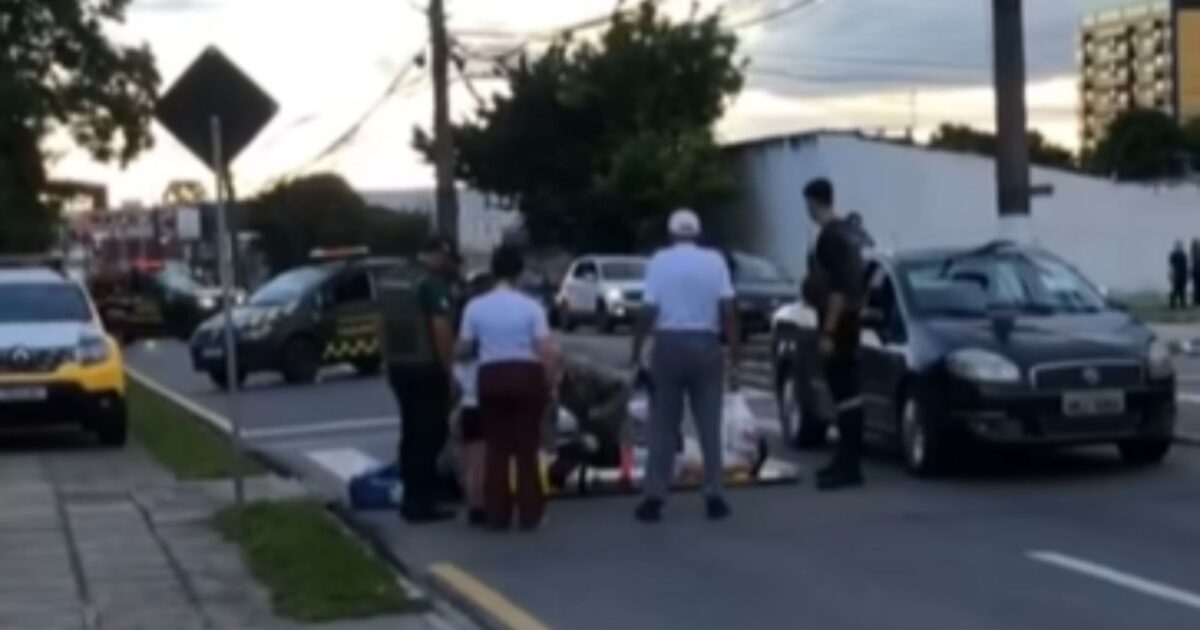Idosa é atropelado na faixa de pedestre em frente ao Teatro da Praça