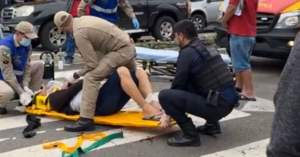 Motociclista atropela homem em frente à Prefeitura de Araucária
